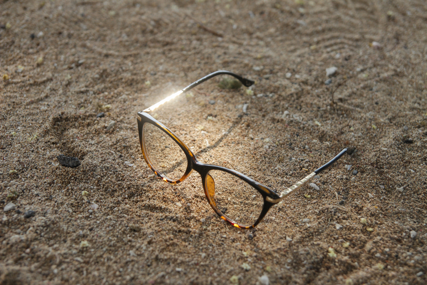 Kaca Mata di Pasir Putih